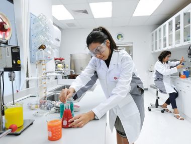 Technology-Research-laboratory-engineer Recherche Maladie Rare du foie