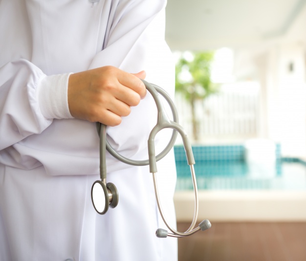 stethoscope-dans-les-mains-d-39-un-medecin_1232-644