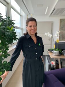 Ministre des Solidarités et de la Santé, Agnès Buzyn, portant le Ruban Vert, symbole du don d'organes et de tissus.